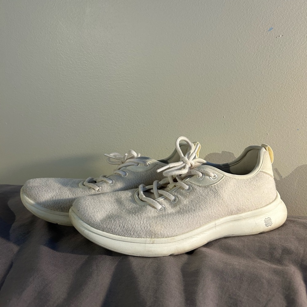 Kohl's Cream Athletic Shoes Lightweight Mesh Design